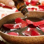 10 ιδανικά αιθέρια έλαια για ανακούφιση από τα συμπτώματα της εμμηνόπαυσης
