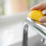 Πώς να καθαρίσετε και να γυαλίσετε τις βρύσες σας με λεμόνι