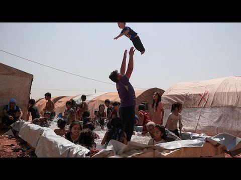 Δροσιά σε αυτοσχέδια πισίνα για πρόσφυγες από τη Συρία