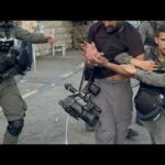 Ιερουσαλήμ: Αστυνομικοί γρονθοκοπούν Παλαιστίνιο φωτογράφο