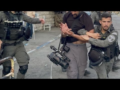 Ιερουσαλήμ: Αστυνομικοί γρονθοκοπούν Παλαιστίνιο φωτογράφο