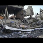 Αγγίζουν τους 25.000 οι νεκροί στη Γάζα – Διαδηλώσεις κατά Νετανιάχου στο Ισραήλ