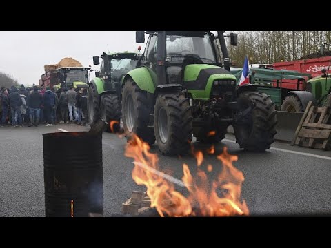 Δυστύχημα στις κινητοποίησεις των αγροτων της Γαλλίας - Αυτοκίνητο έπεσε επάνω σε μπλόκο