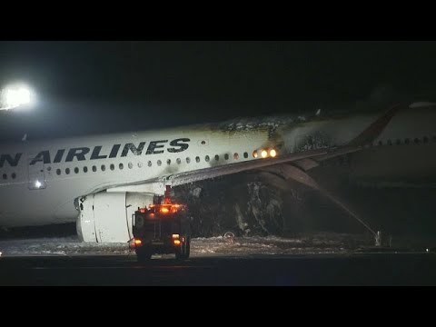 Ιαπωνία: Στις φλόγες αεροπλάνο στο αεροδρόμιο Χανέντα στο Τόκιο - Σώοι οι 400 επιβαίνοντες
