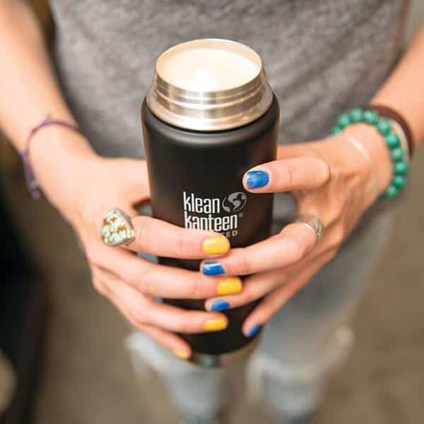 K20VWPCC-SB-insulated-bottle-hands-style
