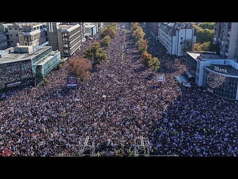 Σερβία: Απεργία πείνας μπροστά στη Βουλή πραγματοποιεί μητέρα θύματος της τραγωδίας του Νόβι Σαντ