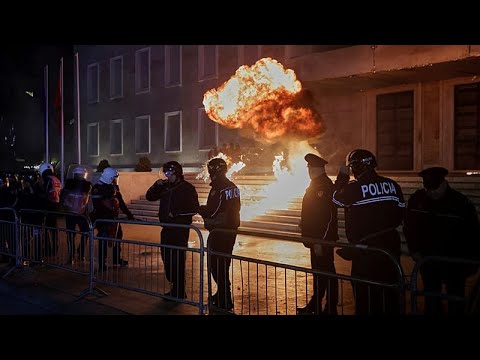 Τέσσερις συλλήψεις μετά από ρίψη μολότοφ σε αντικυβερνητική διαδήλωση στα Τίρανα