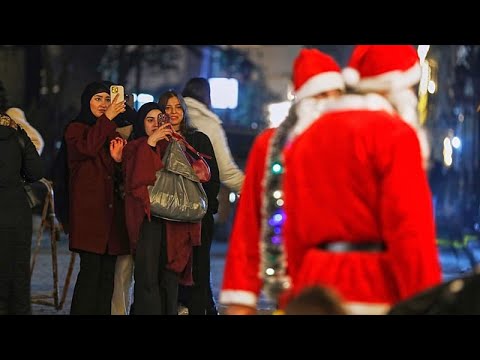 Χριστουγεννιάτικος στολισμός φέρνει γιορτινή ατμόσφαιρα στη Δαμασκό