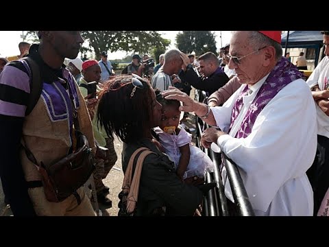 Χιλιάδες Κουβανοί πιστοί συρρέουν στο ιερό Ελ Ρινκόν της Αβάνας ζητούν την ευλογία του Αγίου Λαζάρου