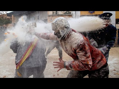 Els Enfarinats: Οι συμμετέχοντες δίνουν μάχη με αλεύρι και αυγά σε παραδοσιακό ισπανικό φεστιβάλ