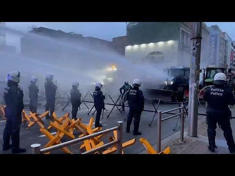 Αγρότες 27 χωρών ΕΕ διαδηλώνουν και συγκρούονται με την αστυνομία στις Βρυξέλλες για ΕΕ-Μερκοσούρ