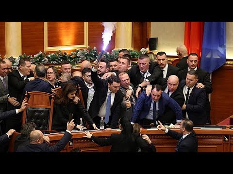 Αλβανία: Βουλευτές της αντιπολίτευσης άναψαν καπνογόνα μέσα στη Βουλή - Συγκρούσεις με την αστυνομία