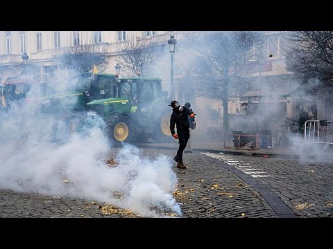 Συμπλοκές αγροτών με την αστυνομία κοντά στο Ευρωπαϊκό Κοινοβούλιο στις Βρυξέλλες