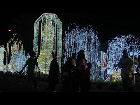 Τα χριστουγεννιάτικα φώτα προσελκύουν τους κατοίκους του Λάγος παρά τη βία και την ακρίβεια