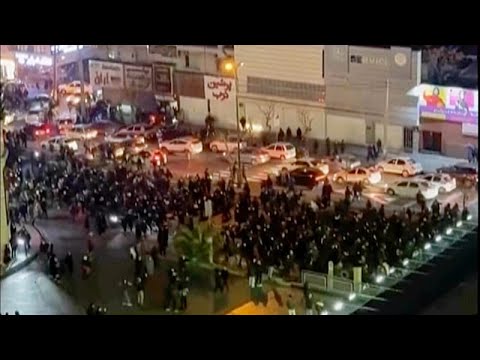 «Θάνατος στον δικτάτορα»: Ιρανοί φωνάζουν μετά από μια νύχτα διαδηλώσεων