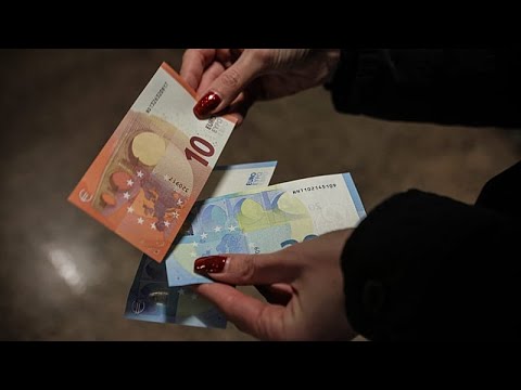 Οι Βούλγαροι προσαρμόζονται στο ευρώ, τράπεζες και καταστήματα αναφέρουν ομαλή μετάβαση