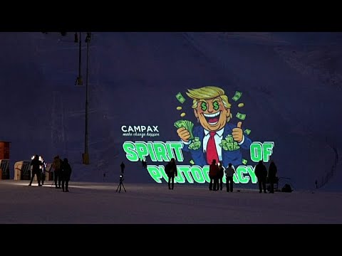 Ακτιβιστές προβάλλουν σατιρική εικόνα του Τραμπ στο Νταβός