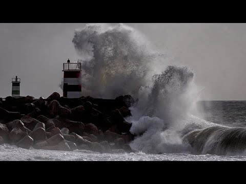 Σε κατάσταση συναγερμού η Πορτογαλία λόγω κακοκαιρίας - Κύματα 15 μέτρων, χιόνια σε χαμηλό υψόμετρο