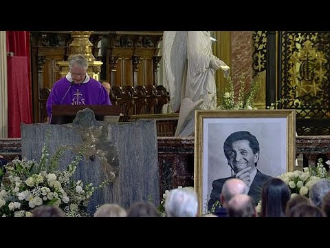 Αν Χάθαγουεϊ και Ντονατέλα Βερσάτσε μεταξύ των πενθούντων στην κηδεία του Βαλεντίνο στη Ρώμη