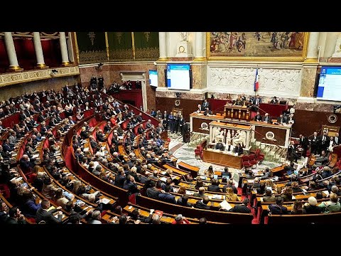 H κυβέρνηση Λεκορνί επιβίωσε δύο προτάσεων μομφής για τον Προϋπολογισμό του 2026