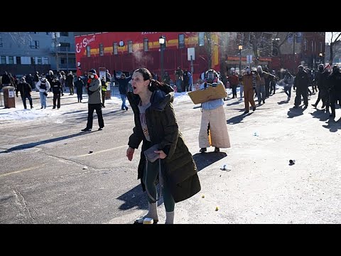 Εκατοντάδες στο μνημόσυνο για τον Άλεξ Πρέτι, που σκοτώθηκε από συνοριοφύλακα στη Μινεάπολις