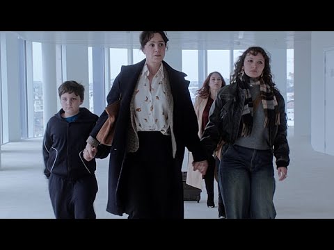 «Σας πιστεύουμε»: Το καθηλωτικό θρίλερ δωματίου για την ενδοοικογενειακή σεξουαλική κακοποίηση