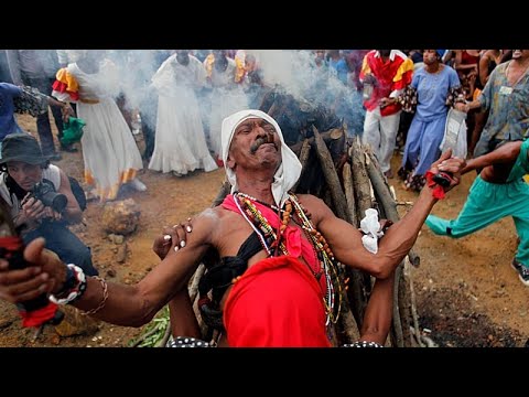 Πιστοί της Σαντερία στην Κούβα προσφέρουν δώρα και ικετεύουν τους θεούς για ειρήνη εν μέσω κρίσεων