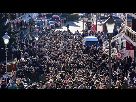 Κάτοικοι της Κρανς-Μοντάνα συμμετέχουν σε σιωπηλή πορεία για τα θύματα της πυρκαγιάς