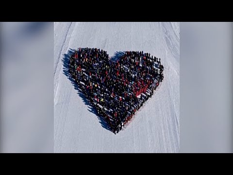 Συγκινητικός φόρος τιμής στο Κρανς-Μοντανά για τα θύματα της πυρκαγιάς και τους διασώστες