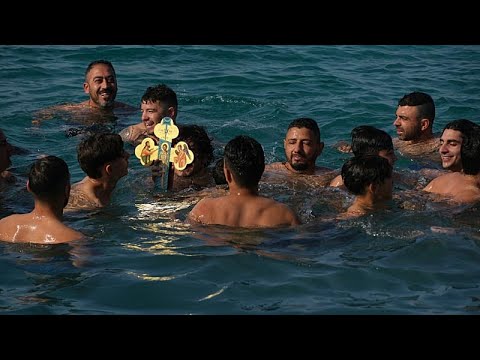 Νεαροί άνδρες στην Ελλάδα βουτούν για ξύλινο σταυρό στα Θεοφάνια