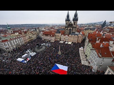 Πολιτική κρίση στην Τσεχία: Δεκάδες χιλιάδες διαδήλωσαν υπέρ του προέδρου Πετρ Πάβελ