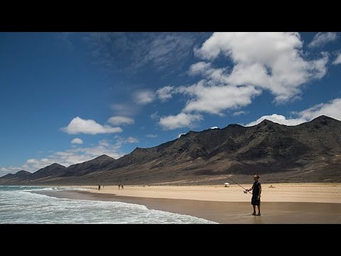 «Η ακτογραμμή μας είναι εντελώς νεκρή»: Κάτοικοι Καναρίων διαμαρτύρονται για ιχθυοκαλλιέργεια