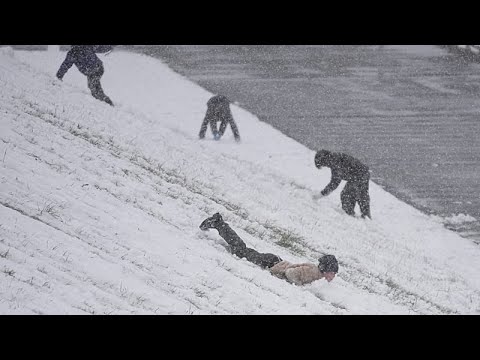 Γλυπτά από χιόνι και πάγο προσελκύουν επισκέπτες σε χειμερινό φεστιβάλ στην Ιαπωνία