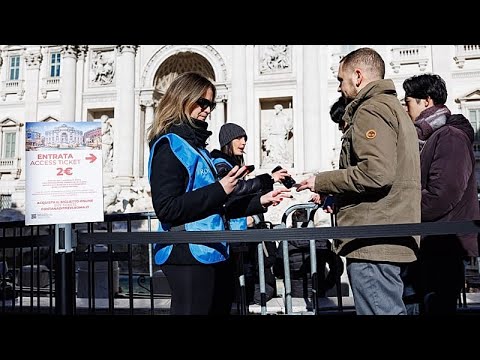 Ρώμη: Γιατί οι τουρίστες πληρώνουν πλέον 2 ευρώ για να πλησιάσουν τη Φοντάνα ντι Τρέβι