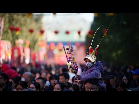 Η Κίνα γιορτάζει το σεληνιακό νέο έτος με επισκέψεις σε ναούς και παραδοσιακές προσευχές