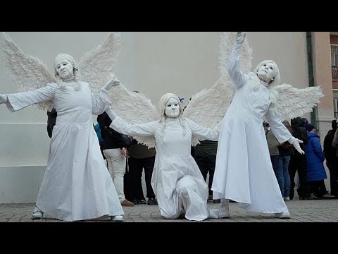 Οι φίλαθλοι ζουν το πολύχρωμο ιταλικό Καρναβάλι στην Κορτίνα