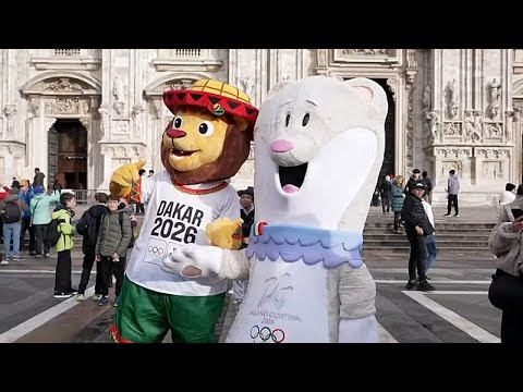 Από το Μιλάνο Κορτίνα στο Ντακάρ 2026: οι ολυμπιακές μασκότ Τίνα και Άγιο μοιράζονται τη σκηνή