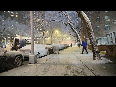 Τουρίστες απολαμβάνουν τη χιονισμένη Νέα Υόρκη πριν το κλείσιμο δρόμων