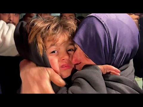 Συγκινητικές συναντήσεις στη Ράφα καθώς Παλαιστίνιοι περνούν τα σύνορα Γάζας-Αιγύπτου