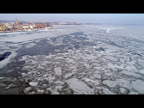 Πολωνοί συρρέουν σε παγωμένη παραλία της Βαλτικής καθώς η θερμοκρασία πέφτει κατακόρυφα