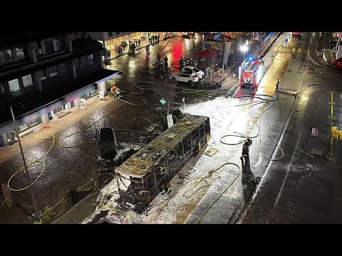 Πενθούντες αφήνουν λουλούδια μετά τη θανατηφόρα πυρκαγιά σε λεωφορείο στη δυτική Ελβετία