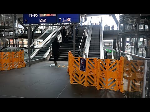 Χάος με τις κυλιόμενες σκάλες στον κεντρικό σιδηροδρομικό σταθμό του Βερολίνου - Βοήθεια από τη...