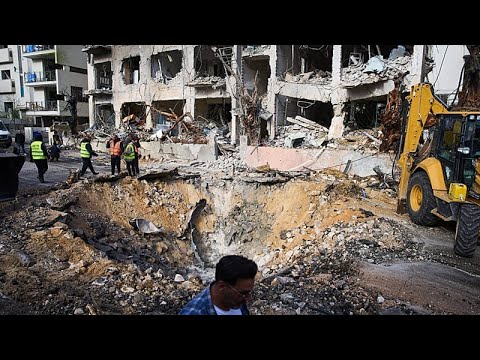 Κάτοικοι Τελ Αβίβ μετρούν τις ζημιές μετά από ιρανικό πλήγμα με έναν νεκρό