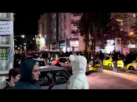 Ιρανοί βγαίνουν στους δρόμους για να γιορτάσουν τον θάνατο του Χαμενεΐ