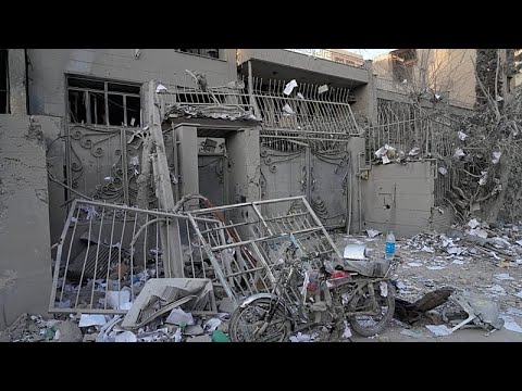 Εργάτες απομακρύνουν ερείπια μετά τις αμερικανοϊσραηλινές επιθέσεις στην Τεχεράνη