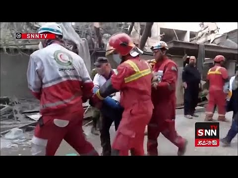 Η ιρανική τηλεόραση δείχνει άνδρα που διασώθηκε από ερείπια στο Νότιο Χορασάν