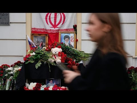 Πολίτες αφήνουν λουλούδια σε αυτοσχέδιο μνημείο για τον Χαμενεΐ στη Μόσχα