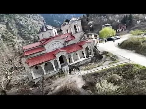 Τουρίστες δοκιμάζουν την ισορροπία τους σε γερμένη εκκλησία στο Ροπότο