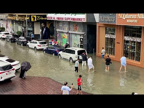 ΗΑΕ: Χάος από πλημμύρες στη Σάρτζα καθώς η καταρρακτώδης βροχή παραλύει την κυκλοφορία