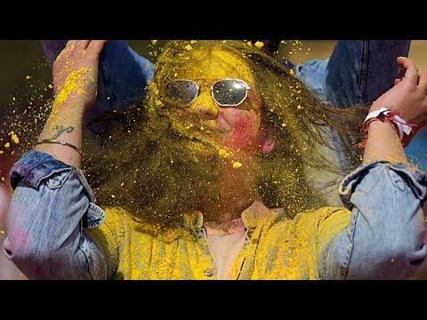 Ινδία: Η Χόλι γεμίζει τη χώρα με χρώματα και πλήθη